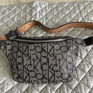 Calvin Klein Fanny pack/Belt bag black with CK design M belt is approx 40 in